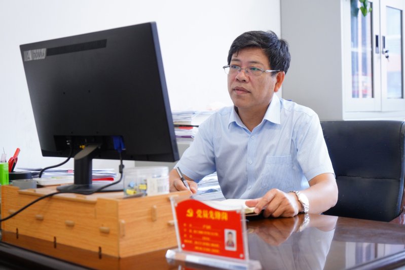 左肩扛牢育人主责  右肩挑稳引...
